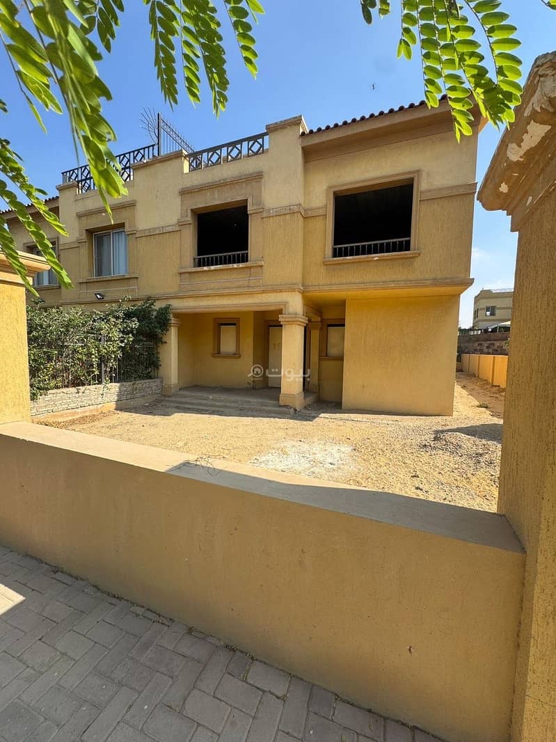 4 Bedrooms Villa For Sale in Al Dafna, Doha