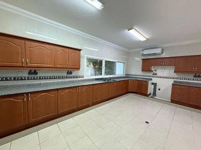 فيلا 6 غرف نوم للإيجار في العُنيزة، الدوحة