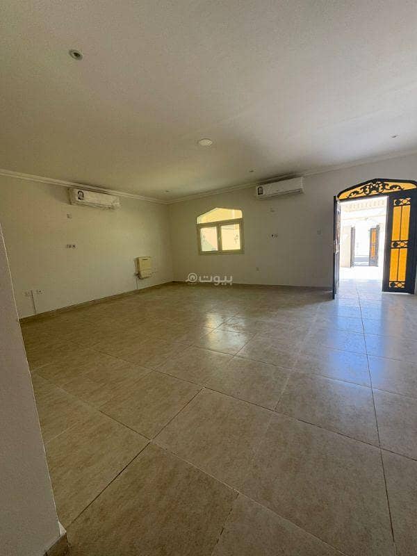 7 Bedrooms Villa For Rent in Umm Salal
