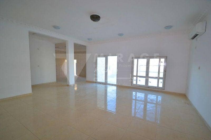 فيلا 6 غرف نوم للإيجار في الخور